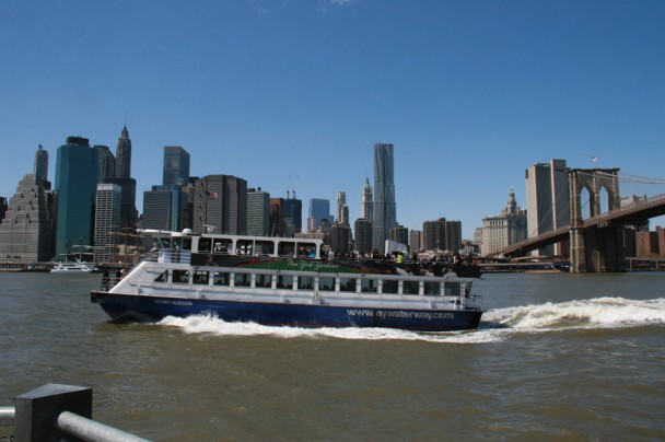 Barco com a cidade ao fundo