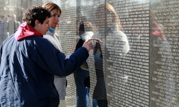 No muro do Memorial ao Vietnam