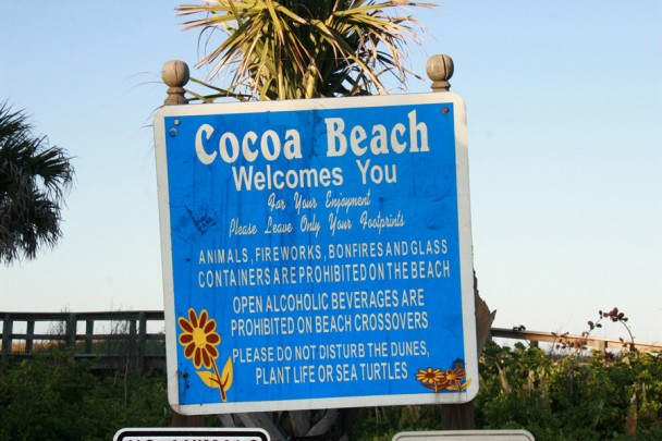 Placa na entrada de Cocoa Beach