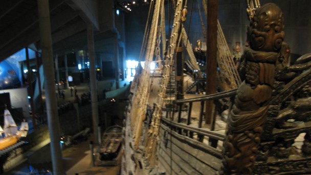 Detalhe do navio Vasa e o museu ao fundo