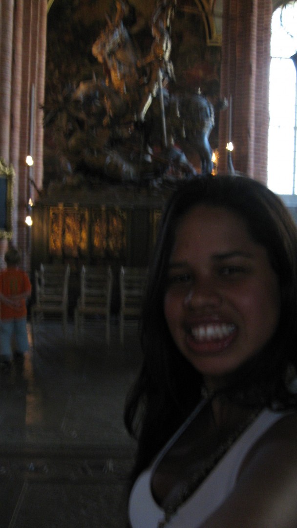 eu na Storkyrkan com a escultura de São Jorge ao fundo