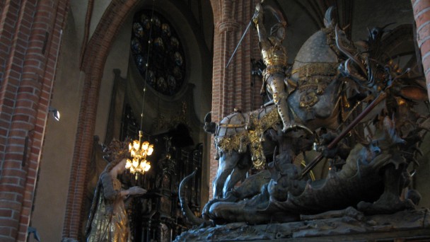 Detalhe da escultura de São Jorge e o dragão.