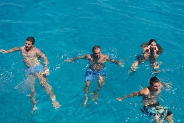 Com o grupo nadando