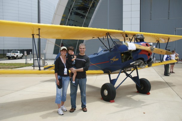 A familia em frente ao Plane Jane