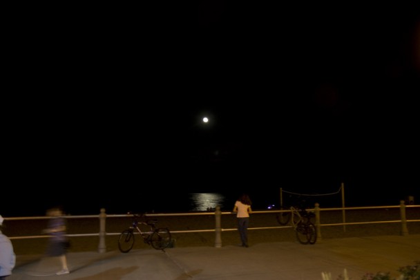 Lua iluminando o mar