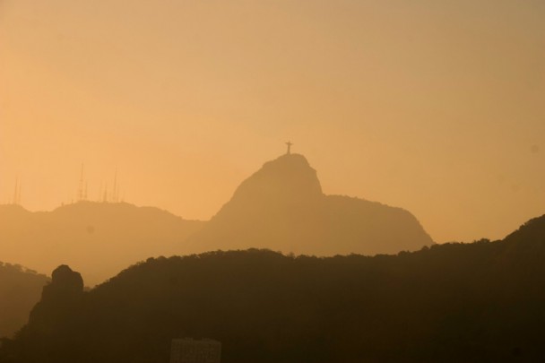 O sol se pondo e o Cristo do lado