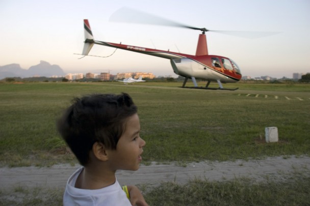 o D. vendo o helicoptero voando no fundo