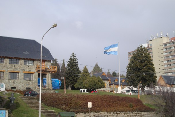 Centro Civico de Bariloche visto da Av. Bustillo