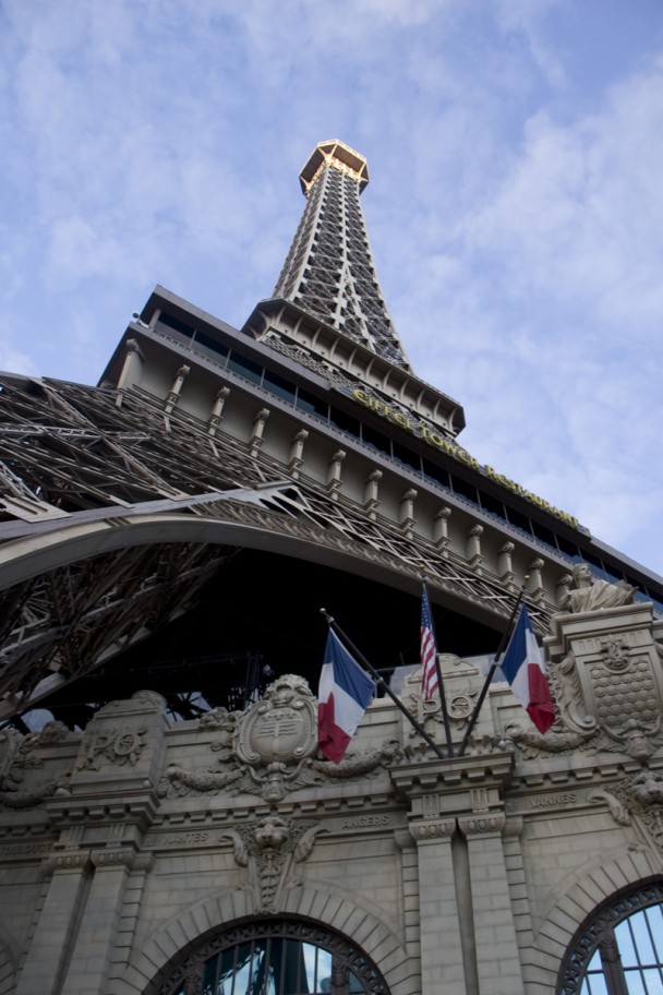 Eiffel_tower_Vegas_closeup