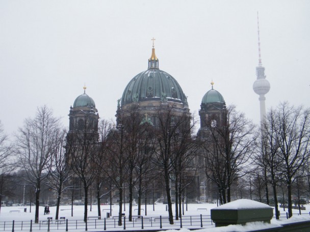  A catedral (Berliner Dom) com a torre de TV ao fundo