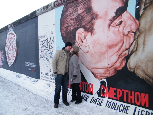 Heloisa e Martin no Muro de Berlim East Side Gallery