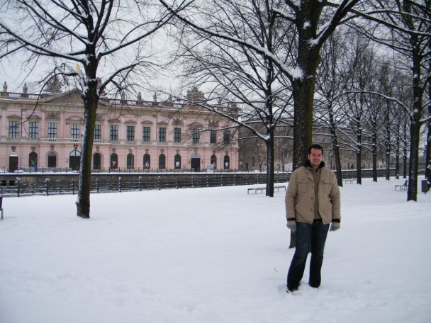 Martin na praça em frente a catedral