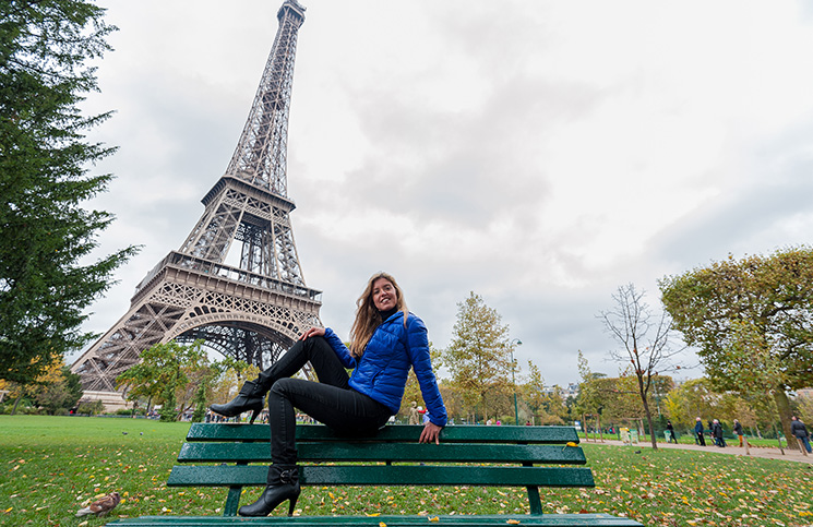 claudia na torre eiffel