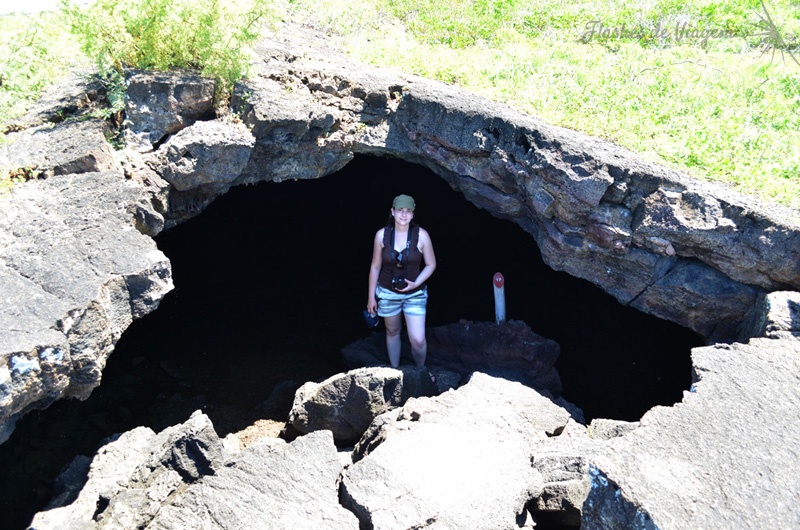 entrada de tunel de lava na Ilha Isabela
