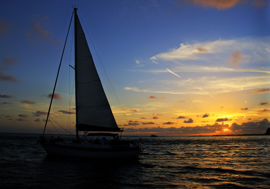 Por do Sol com barco na frente