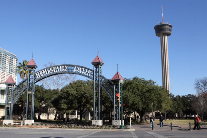 A Tower of the Americas e a entrada do Hemisfair Park