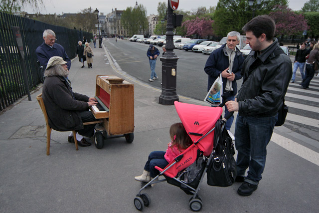 Julia assistindo a uma performance de um artista de rua em Paris