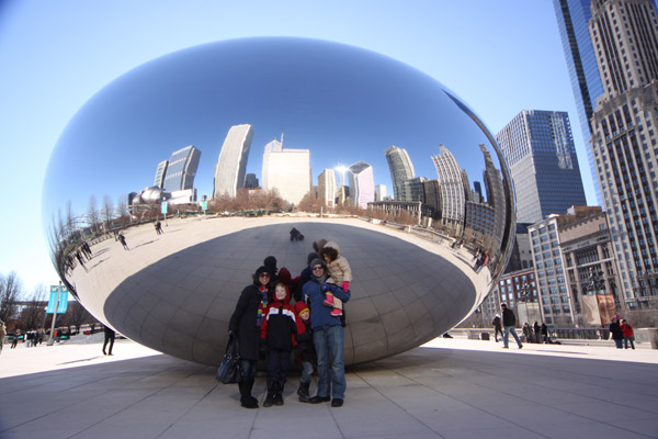 Eu, Gabe, Julia e meus sobrinhos em frente ao The Bean