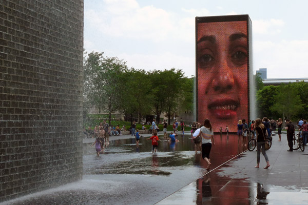 Crown Fountain em um dia quente de maio, com a criançada brincando