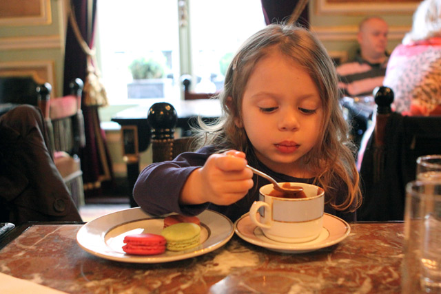 Julia tomando chocolate quente e comendo macarons na Ladurée em Paris