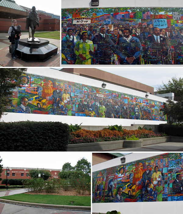 A estátua de Gandhi, o mural e o jardim de rosas no Centro de Visitantes do distrito histórico Martin Luther King Jr em Atlanta