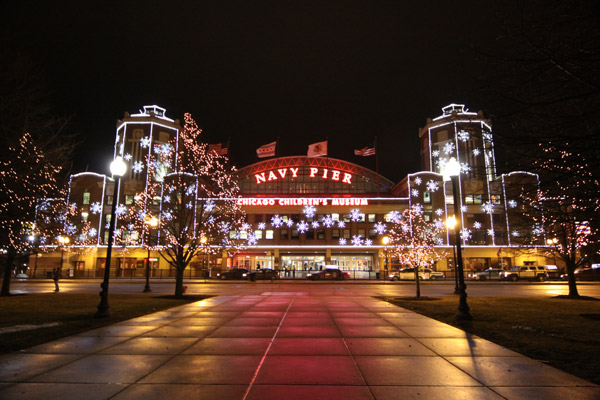 Chegando no Navy Pier iluminado em um dia de inverno