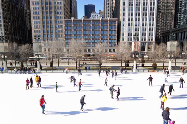 Patinação no gelo no Millenium Park, em janeiro