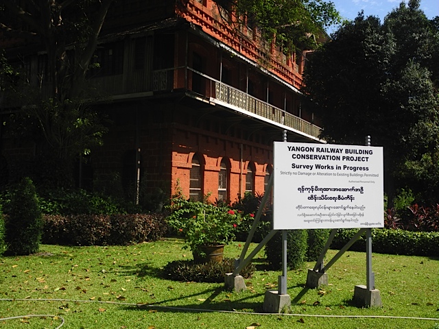 Um dos prédios coloniais em restauração em Yangon, Mianmar