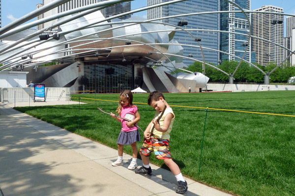 Julia e João fingindo que estão dando um show no Pritzker Pavillion