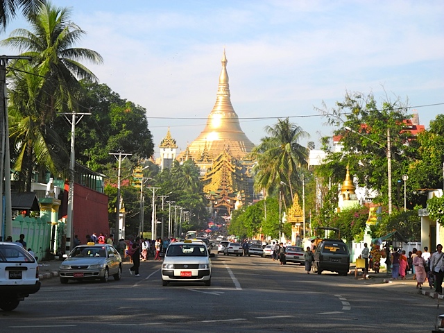 Shwedagon Pagoda vista da rua, Mianmar