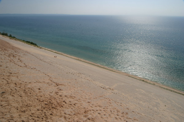 Visual do alto das dunas no Sleeping Bear Dunes, veja as pessoas pequenininhas lá embaixo