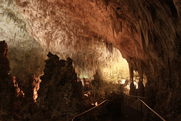 Parte do Salão Principal da caverna de Carlsbad no Carlsbad Caverns National Park, no Novo México