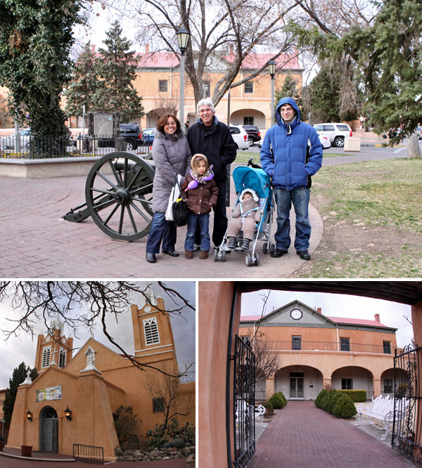 Família reunida na praça de Old Town em Albuquerque, Novo México