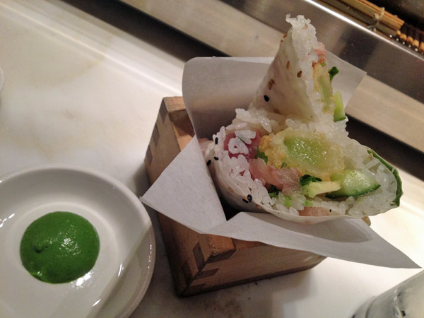 Hamachi hand roll do Uchiko em Austin, Texas