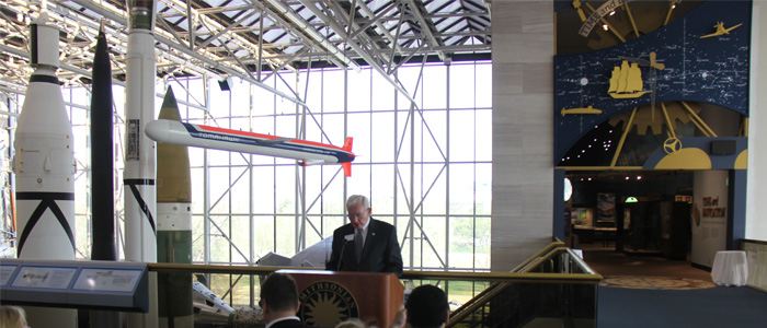 Presidente do Smithsonian fazendo a abertura