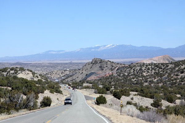 A paisagem árida e as montanhas com neve a caminho de Santa Fé