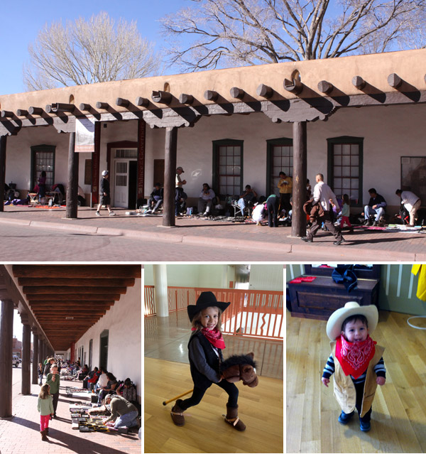 O Palace of the Governors, parte do New Mexico History Museum tem uma área onde as crianças podem brincar de cowboy