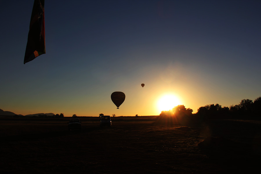 baloes começando a subir e o sol nascendo