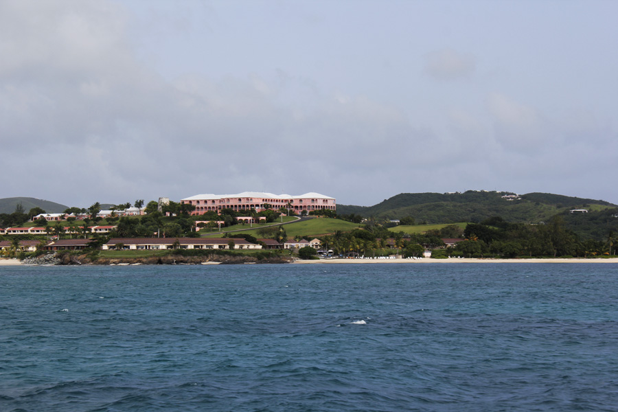 O hotel The Buccaneer visto do barco