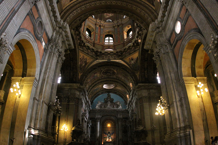 Interior da Igreja da Candelária no Rio de Janeiro