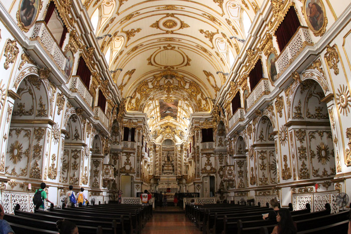 O interior da Catedral, palco de uma coroação e um casamento real