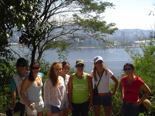 Claudia e a turma subindo a trilha no Morro da Urca