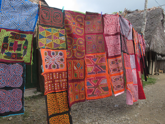 Molas são esses bordados coloridos, estas estavam a venda em Playón Chico