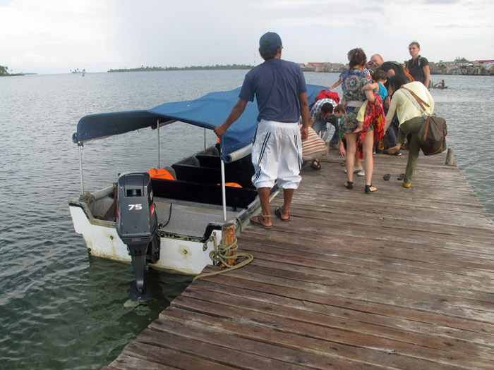 Entrando no barco que leva do aeroporto ao Yandup Lodge