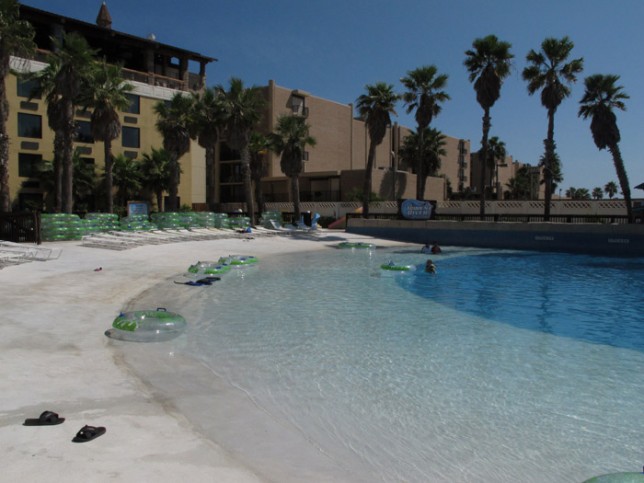 Piscina com cara de praia no Schlitterbahn South Padre Island