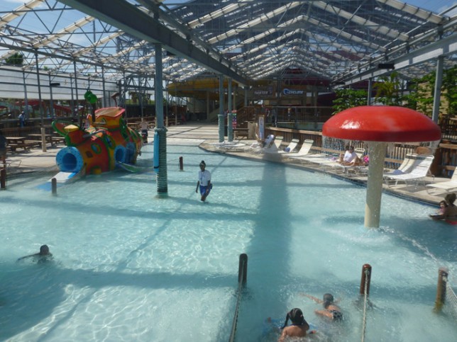 A piscina infantil do parque aquático indoor do Schlitterbahn