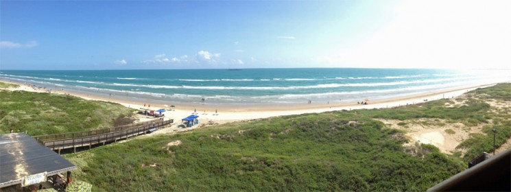 Panorama da praia de South Padre Island do terraço do Schlitterbahn resort