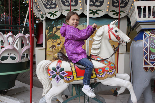 Julia no carrossel do Tivoli, Copenhague