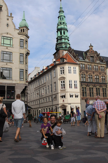 Gabe, Julia e Eric em uma das ruas de pedestres de Copenhague