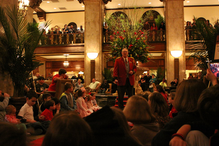 Uma multidão no lobby do Peabody Hotel esperando os patos passarem